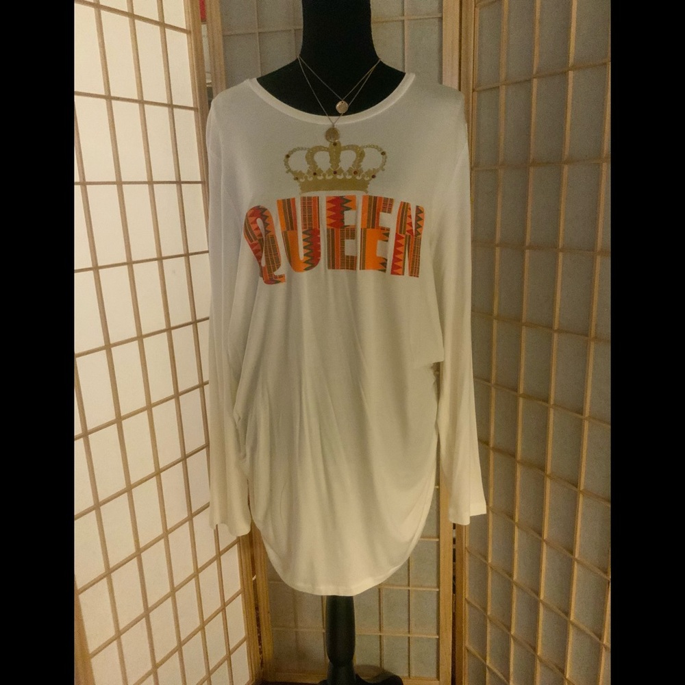 NWOT ASHRO- Wt tunic top with side rouggin and monogram Queen lettering. SzXL